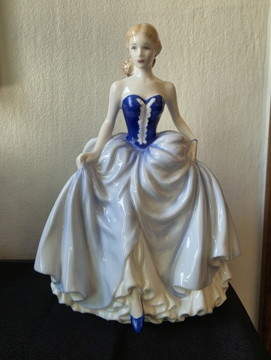 Royal Doulton Other - Royal Doulton Classics SUSAN HN 4532 Figurine of the year 2004